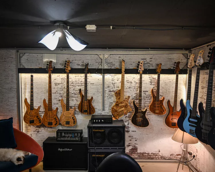 Une basse Belforti, sur la plateforme guitare/basse interchangeable annoncée pour 2026.