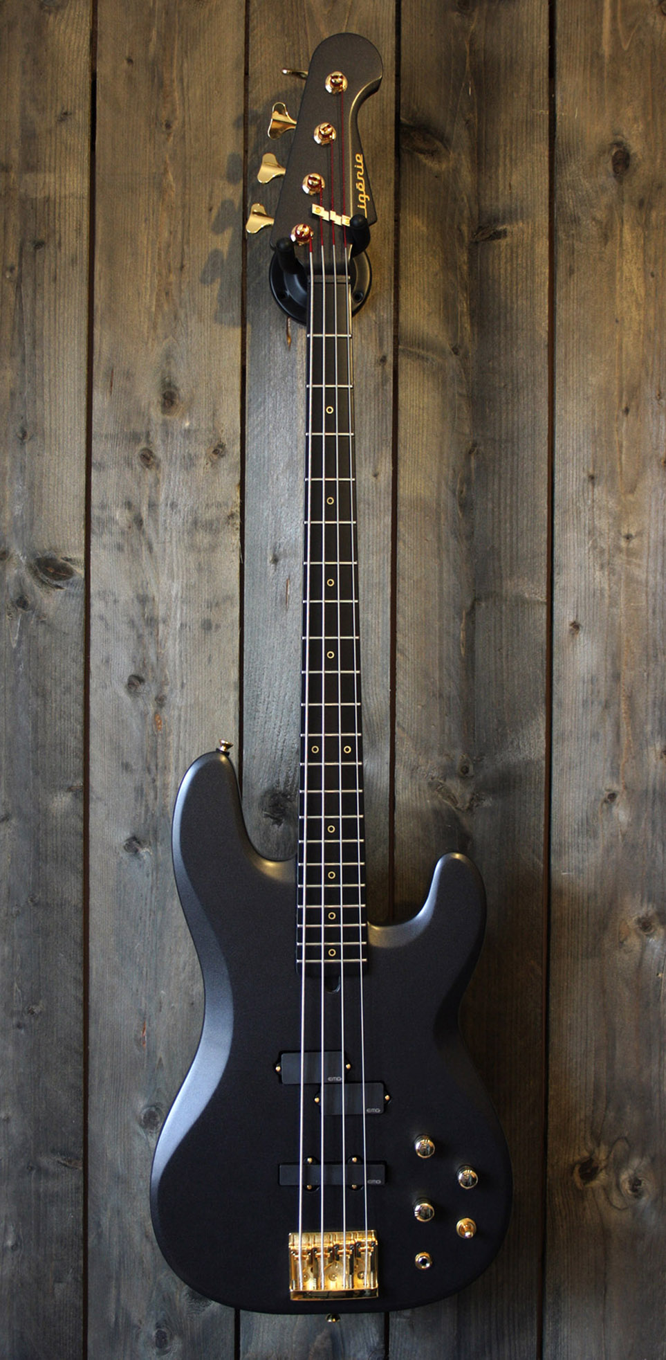 Une basse Lenoir fabriquée par Ligérie, nouvel atelier de lutherie français en région Loire.